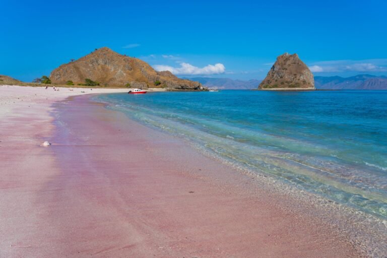Pink Beach – Pantai berpasir merah muda yang langka dan terkenal di dunia